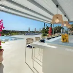 Azur, Nueva Andalucia,