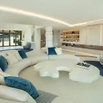 Azur, Nueva Andalucia,