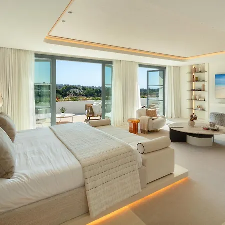 Azur, Nueva Andalucia,