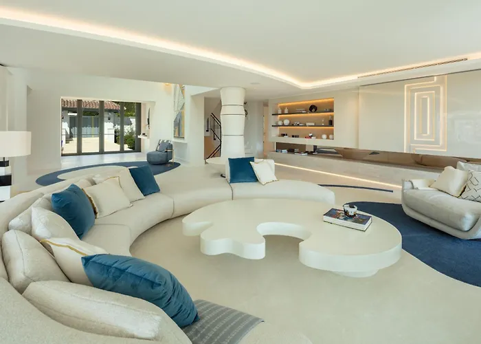 Azur, Nueva Andalucia,