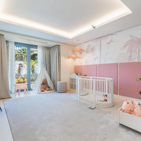 Azur, Nueva Andalucia,