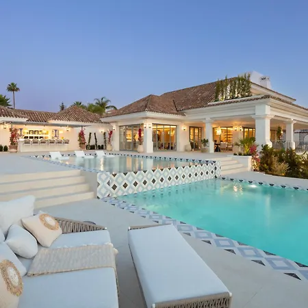 Azur, Nueva Andalucia,