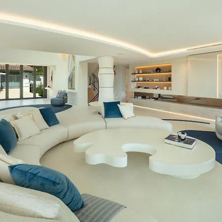 Azur, Nueva Andalucia,