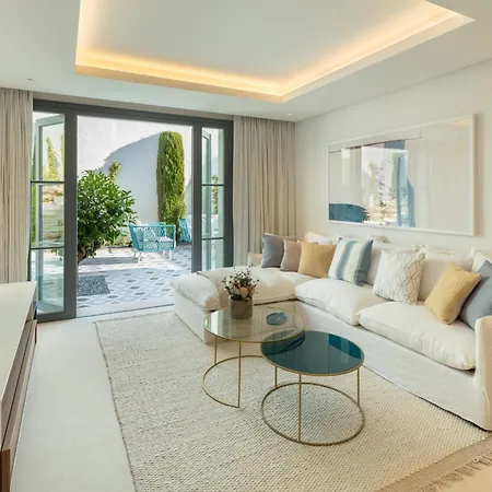 Azur, Nueva Andalucia,