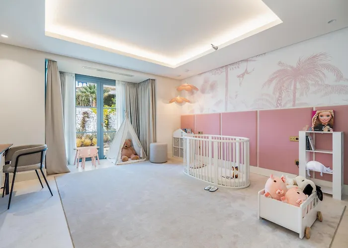 Azur, Nueva Andalucia,