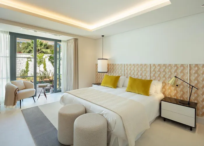 Azur, Nueva Andalucia,