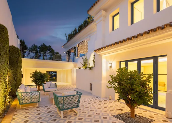 Azur, Nueva Andalucia,