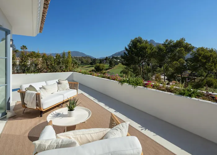 Azur, Nueva Andalucia,