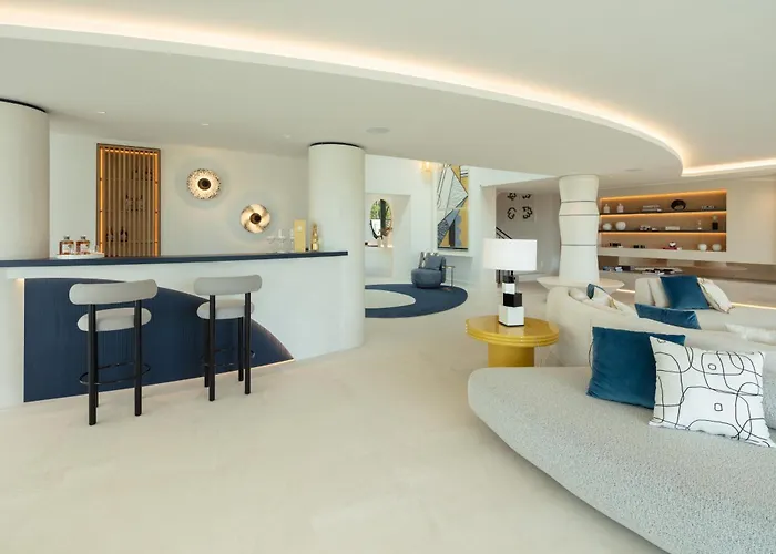 Azur, Nueva Andalucia,