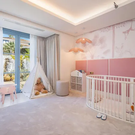 Azur, Nueva Andalucia,