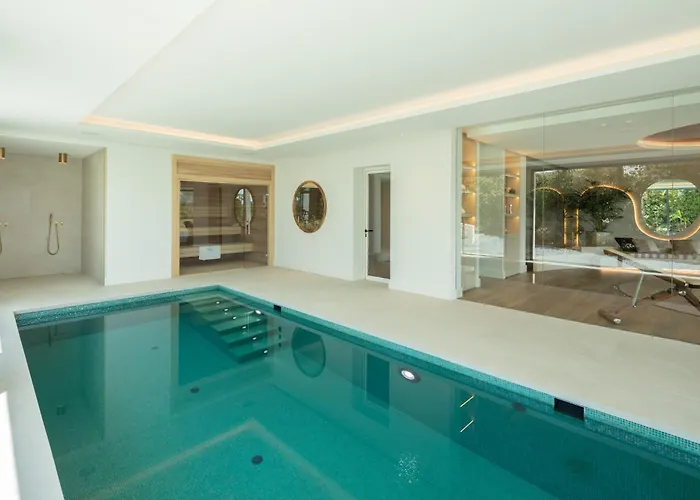 Azur, Nueva Andalucia,