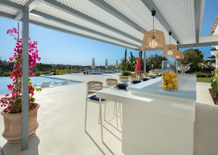 Azur, Nueva Andalucia,